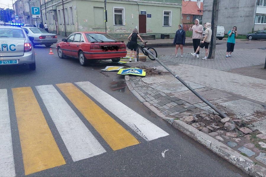 В Гусеве сбитый «Маздой» дорожный знак упал на 15-летнего пешехода (фото)