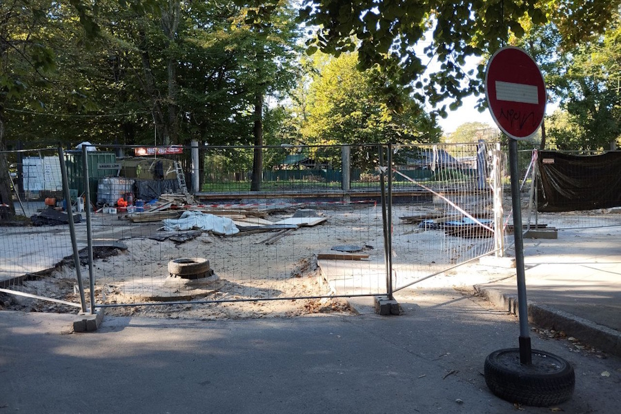 Дорожный провал на ул. Чайковского обещают заделать лишь к концу октября (фото)