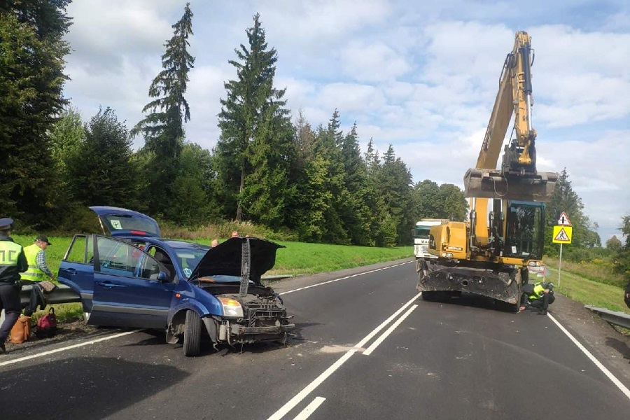 В Неманском районе «Форд » столкнулся с экскаватором, пострадали два человека (фото)