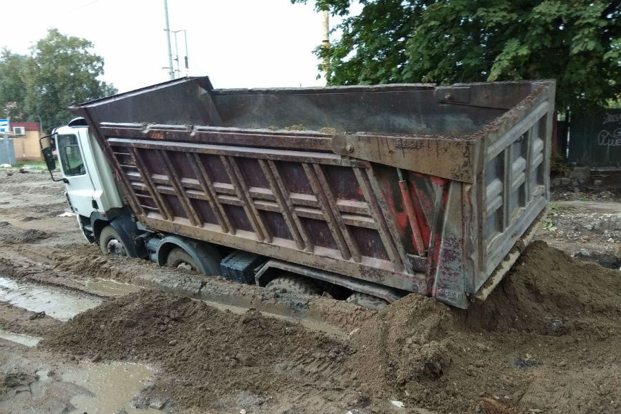 На перекрытом участке ул. Киевской в грунте застрял грузовик (фото)