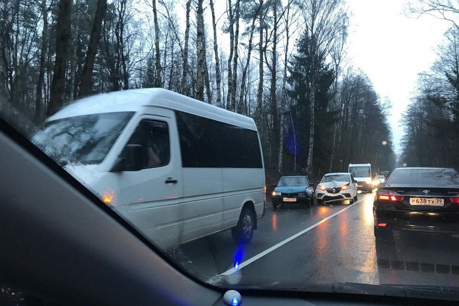 Из-за тройного ДТП собралась пробка на балтийской трассе (фото)