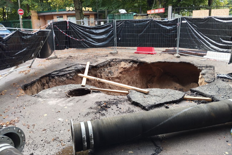 Работы по ликвидации провала на ул. Чайковского продлили ещё на две недели (фото)