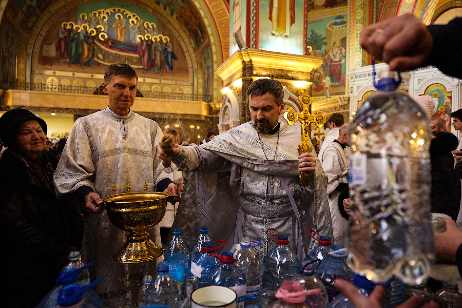 Как освятить воду. Церковь. Крещение празднование в церкви. Крещение Господне освящение воды. Освящение воды в церкви на крещение.