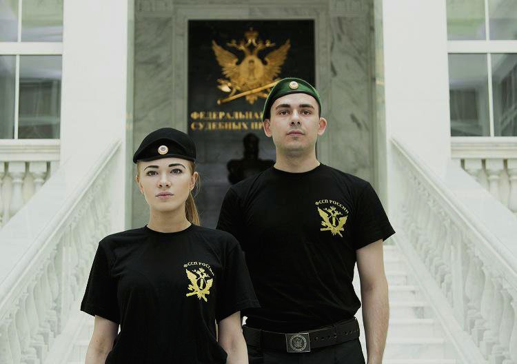 Судебным приставам разрешили носить футболки (фото)
