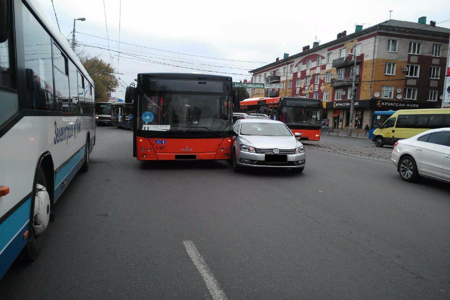 На Ленинском проспекте столкнулись «Фольксваген» и автобус, образовалась пробка (фото)