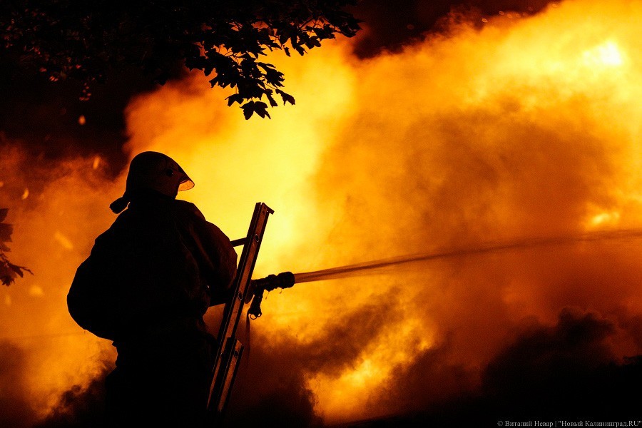 В Советске ночью загорелся  жилой дом, огонь тушили 34 пожарных