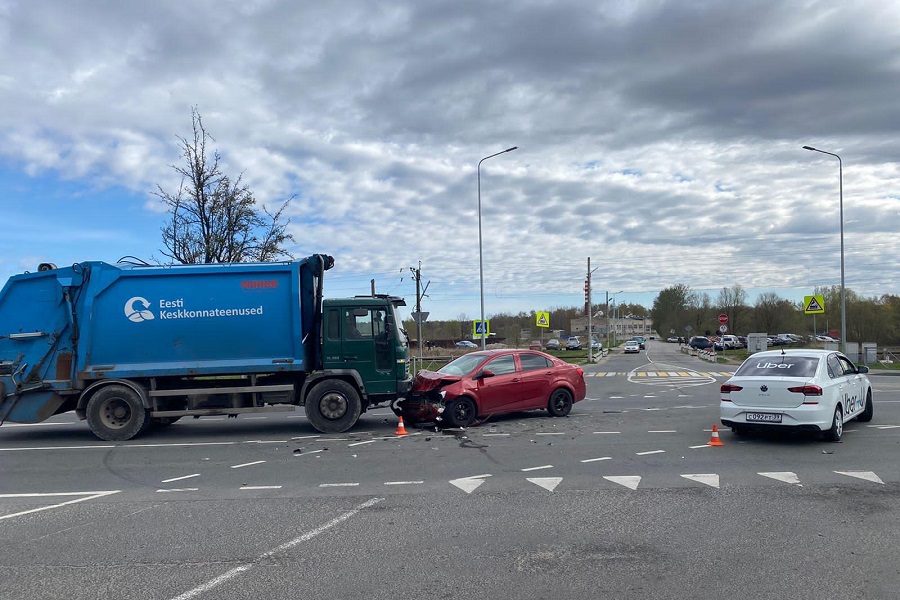 В Калининграде водитель такси спровоцировал тройное ДТП и сам в нем пострадал (фото)