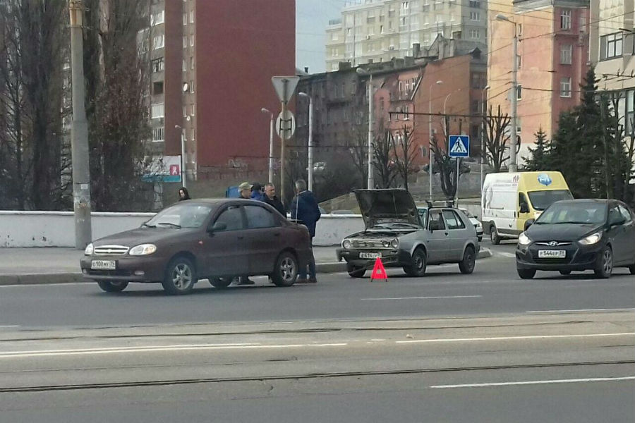 Движение в районе эстакадного моста затруднено из-за аварии (фото)