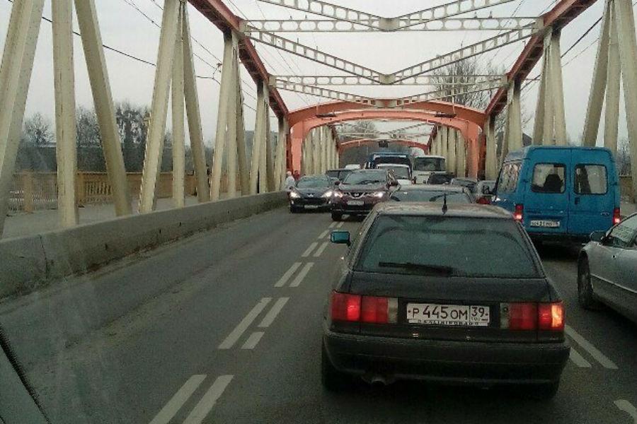 На мосту на Киевской в Калининграде столкнулись 3 авто (фото)