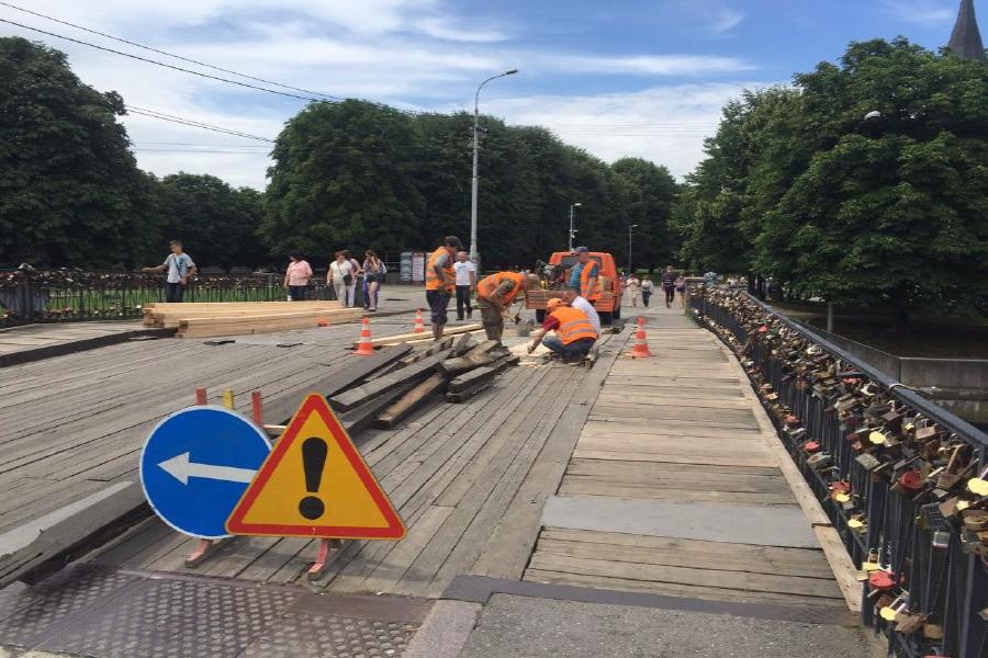 На Медовом мосту в Калининграде начали менять настил (фото)
