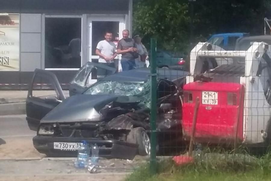 На ул. Автомобильной «Фольксваген» врезался в мини-погрузчик (фото)