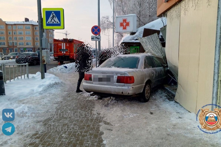 19-летний водитель уходил от столкновения: подробности ДТП на тротуаре в Гурьевске