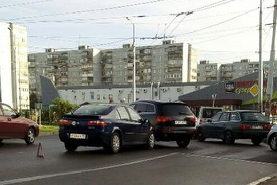 На кольце Горького — Гайдара образовалась пробка из-за ДТП (фото)