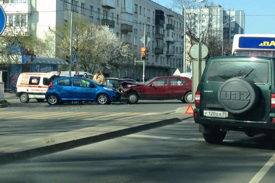 На ул. Невского образовалась большая пробка из-за аварии (фото)