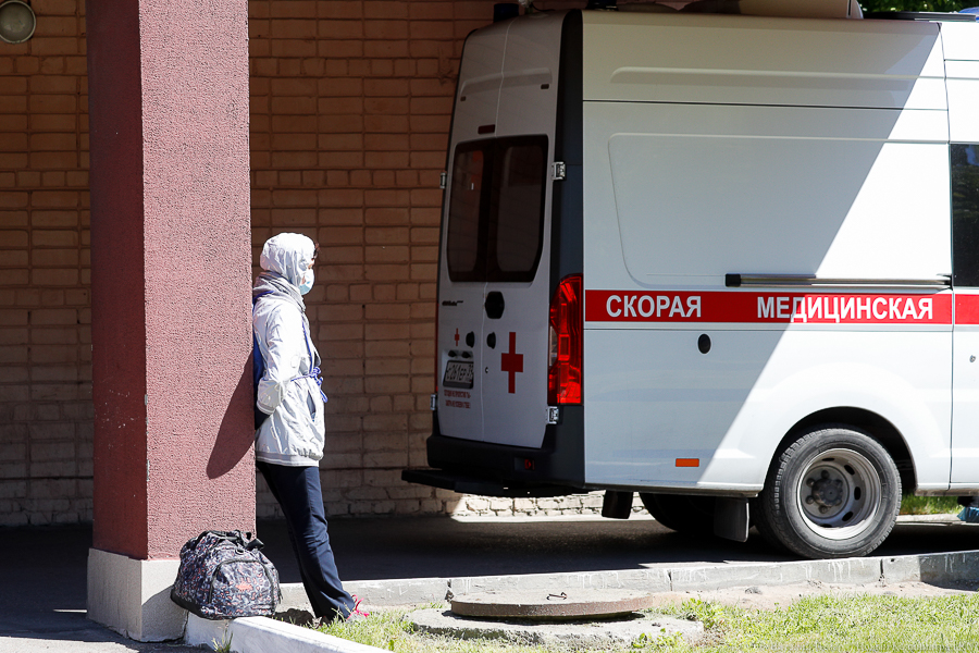 Трое детей, туристка, моряк: в оперштабе рассказали, у кого за сутки нашли COVID