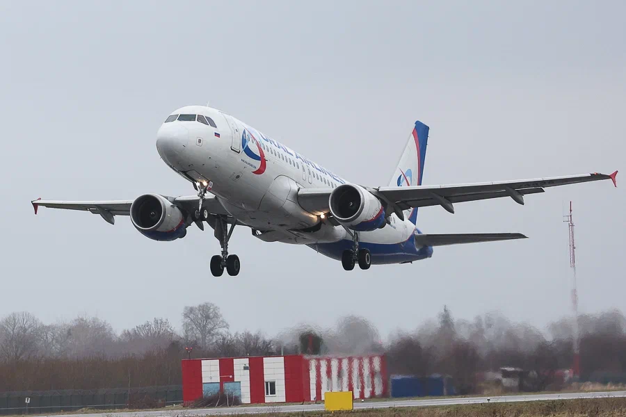 Врач калининградского онкоцентра помогла пассажирке, потерявшей сознание в самолете