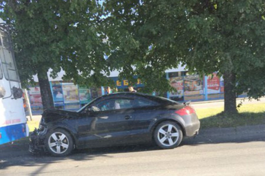 На Московском проспекте автомобиль врезался в троллейбус (фото)