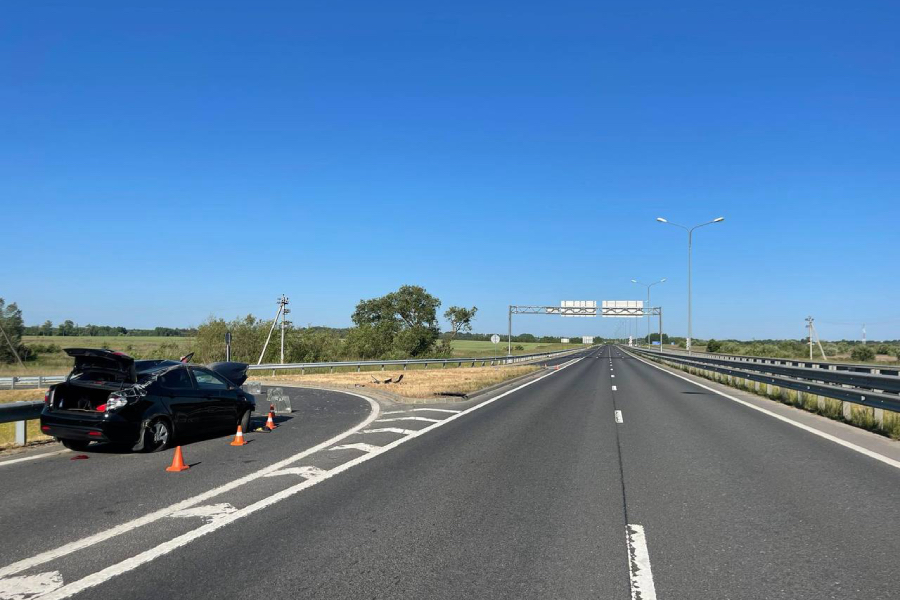 На трассе Калининград — Черняховск девушка за рулем «Киа» въехала в дорожные знаки