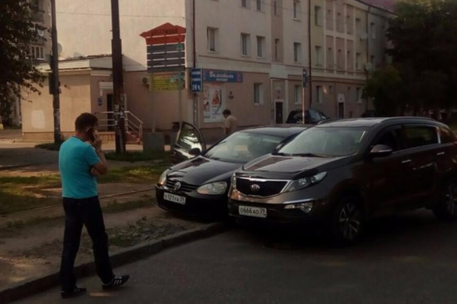 На Аллее Смелых из-за ДТП затруднено движение транспорта (фото)