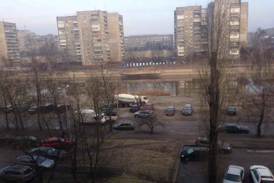Очевидцы: на набережной Карбышева застряла бетономешалка (фото)