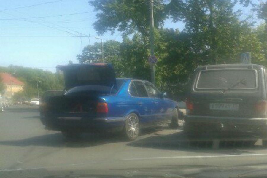 На Гвардейском проспекте столкнулись «Нива» и «БМВ», движение затруднено (фото)