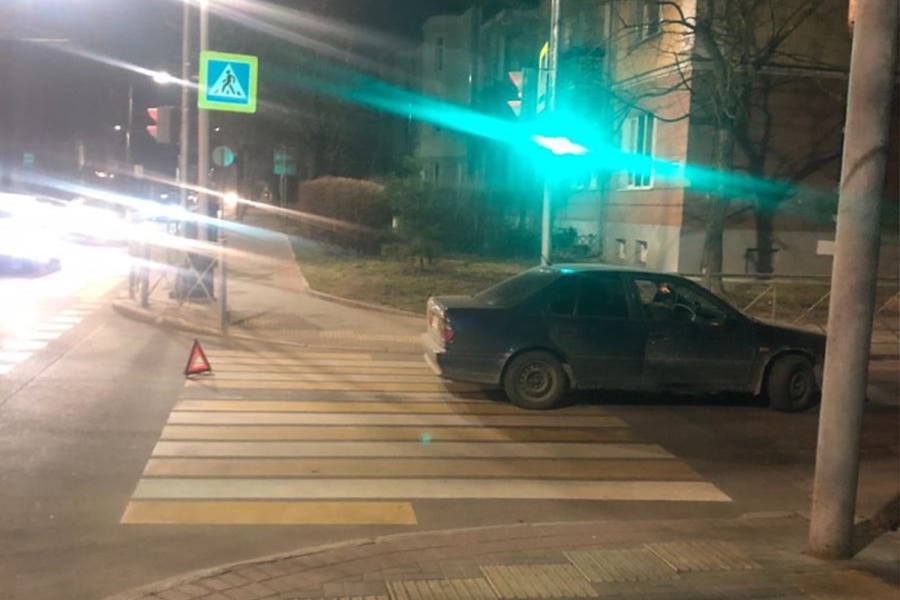 В Калининграде «Ниссан» сбил 8-летнюю девочку, перебегавшую дорогу на красный (фото)