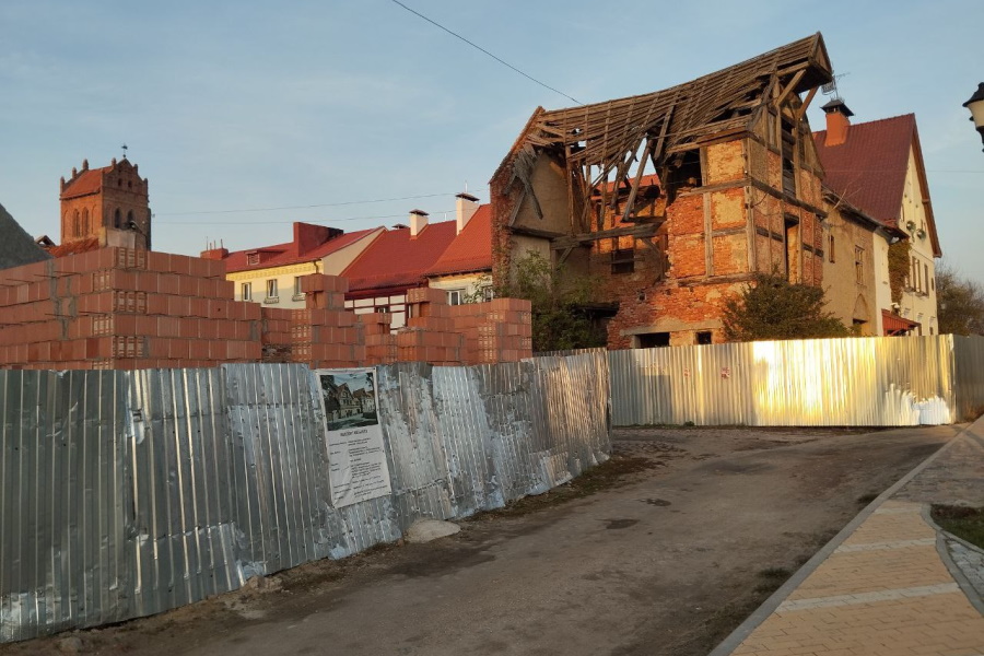 Внешне немецкий: фахверковому складу в Железнодорожном возводят стены (фото)