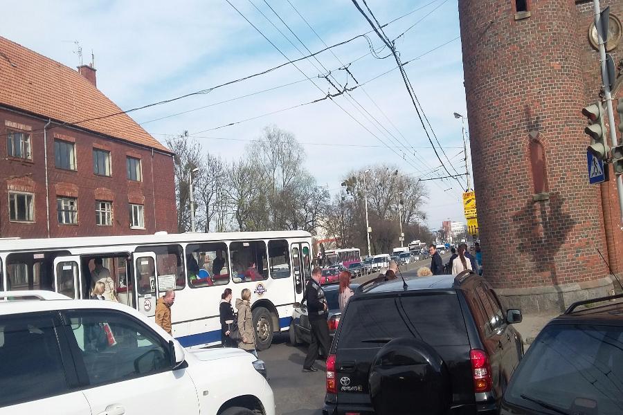 Из-за столкнувшихся автобуса и легковушки образовалась пробка на Моспроспекте  (фото)
