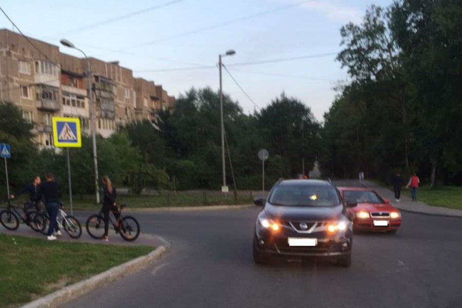 В Калининграде автомобиль сбил 56-летнюю велосипедистку