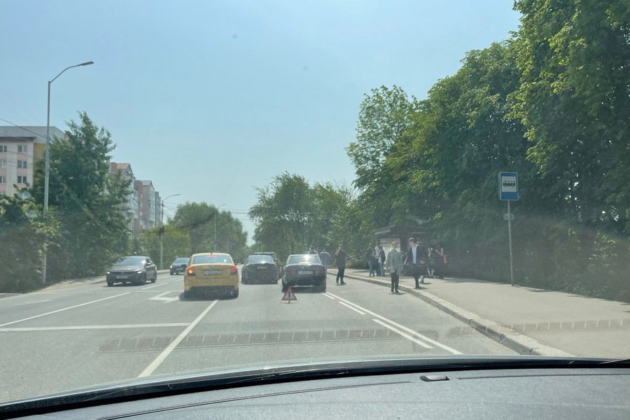 На ул. Горького произошло тройное ДТП, объезд только по встречной полосе