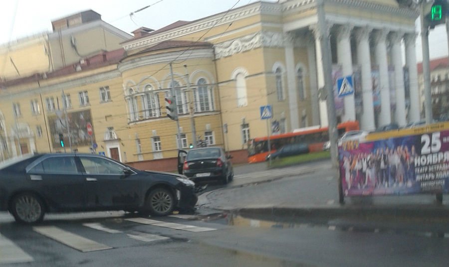 ДТП у драмтеатра привело к пробке на ул. Театральной (фото)