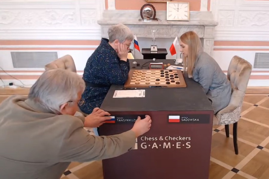 В Польше убрали флаг России со стола во время матча за звание чемпионки мира по шашкам