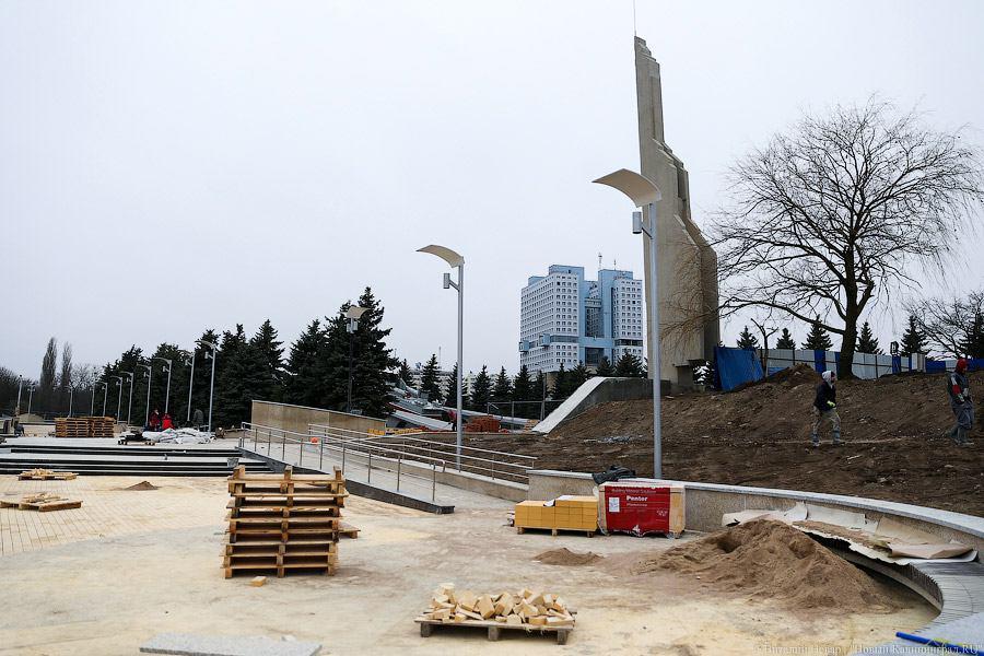 Вслед за домом на Трибуца накренилась стела памятника морякам-балтийцам