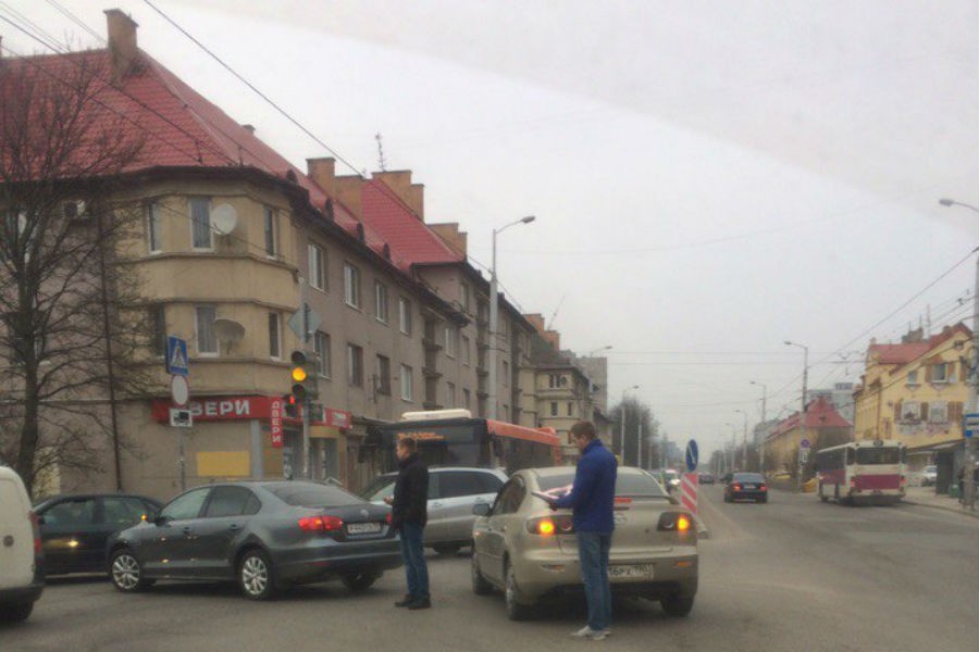 Участники ДТП заблокировали перекресток на Горького (фото)