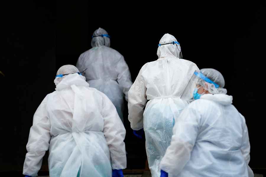 В первом полугодии 2021 года в России умерли от коронавируса 1100 врачей