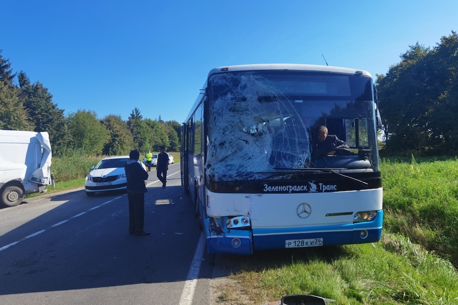 ГИБДД опубликовала видео ДТП с рейсовым автобусом, «КамАЗом» и микроавтобусом