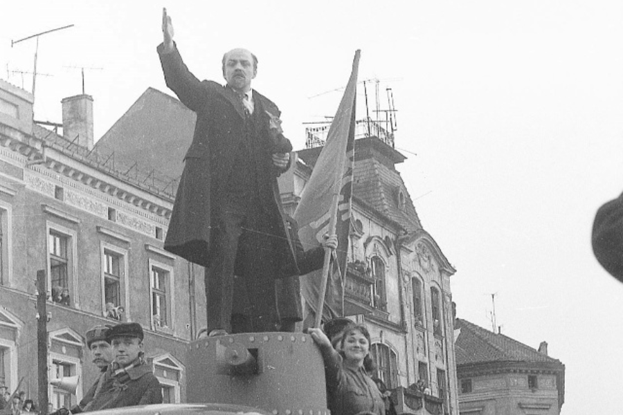 Ленин как товар и трусы для покойников: о чем писали газеты 35 лет назад 