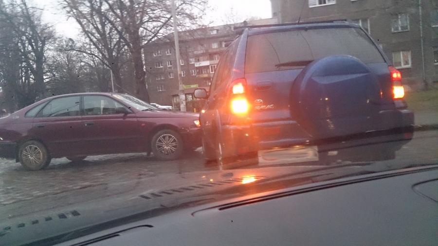 В центре Калининграда столкнулись две «Тойоты», движение затруднено (фото)