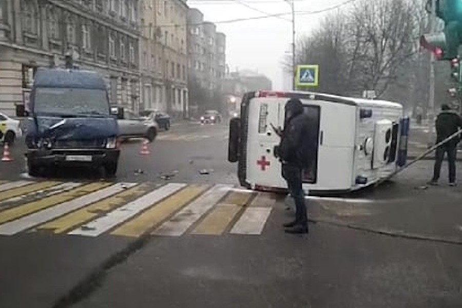 УМВД: попавшая в ДТП скорая везла в больницу мать с ребенком