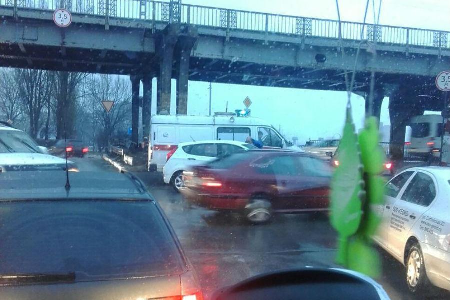 У двухъярусного моста столкнулись легковушка и скорая (фото)