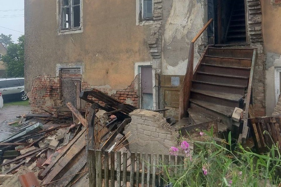 Прокуратура: в Советске начали сносить пристройку аварийного дома, не расселив жильцов (фото)