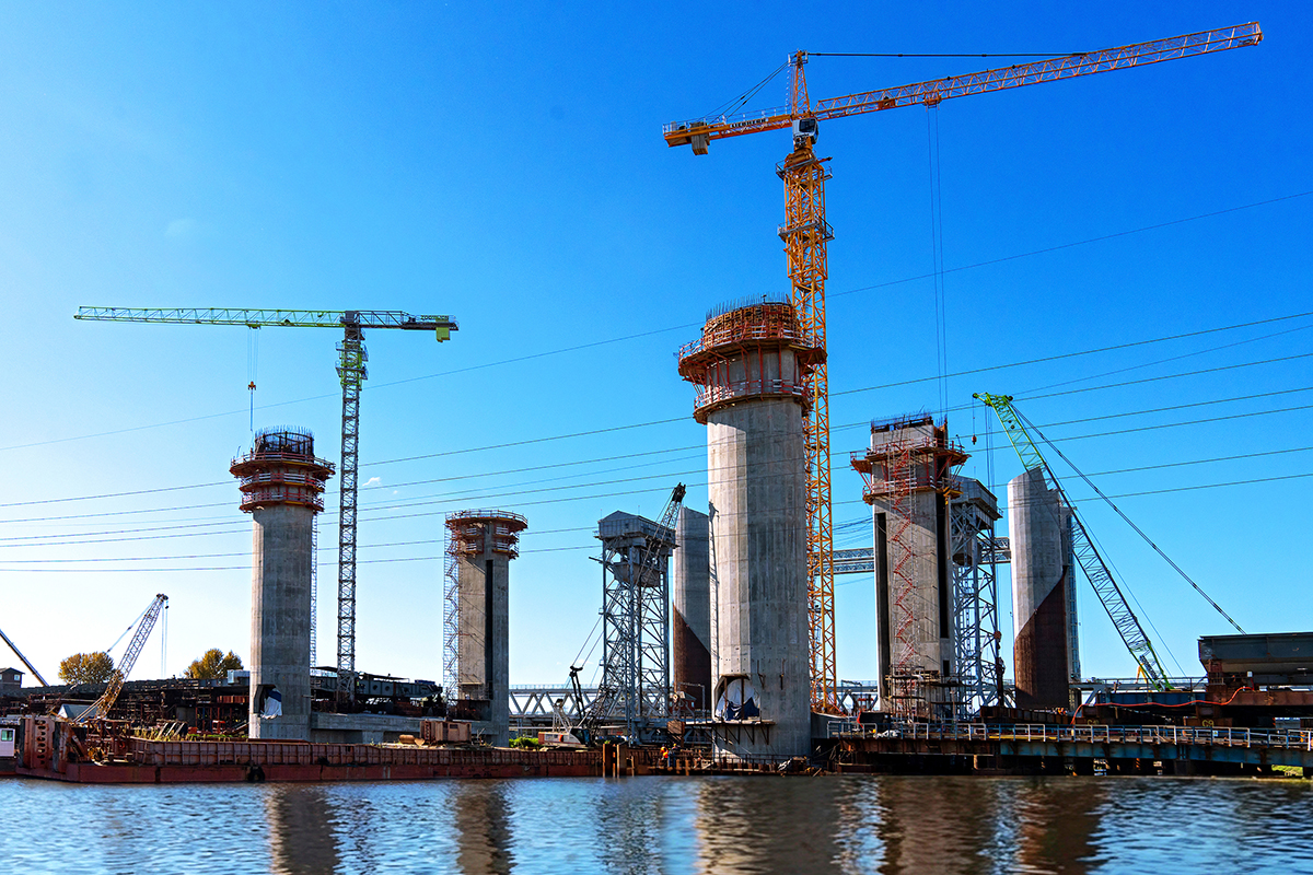 В Калининграде смонтировали противовесы подъемного механизма автодорожного моста