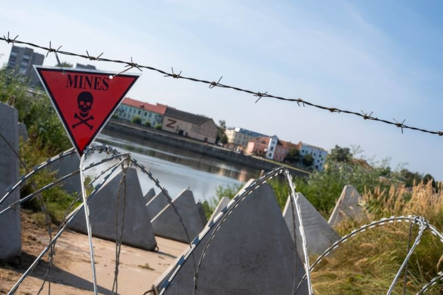 Литва установила противотанковые заграждения на границе с Россией (фото)