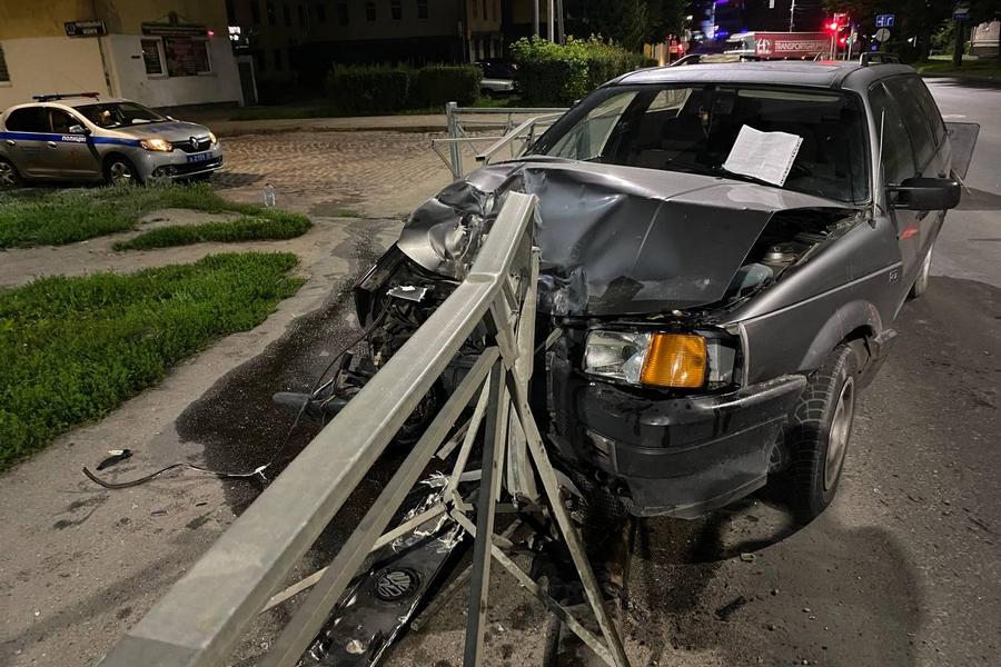 В Черняховске пьяный водитель «Пассата» на высокой скорости врезался в забор (фото)