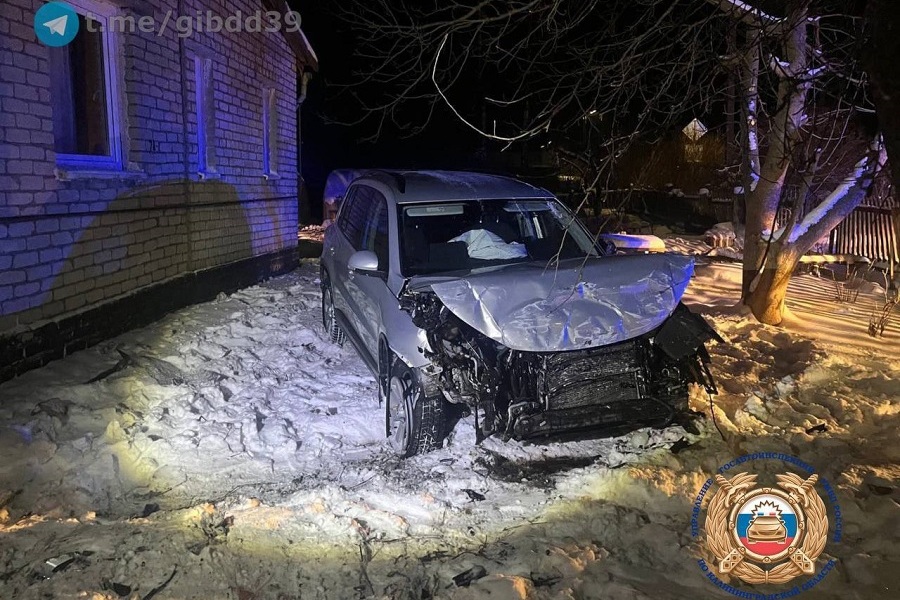 В Черняховске скрывавшийся от ДПС водитель съехал с дороги и врезался в дом (фото)