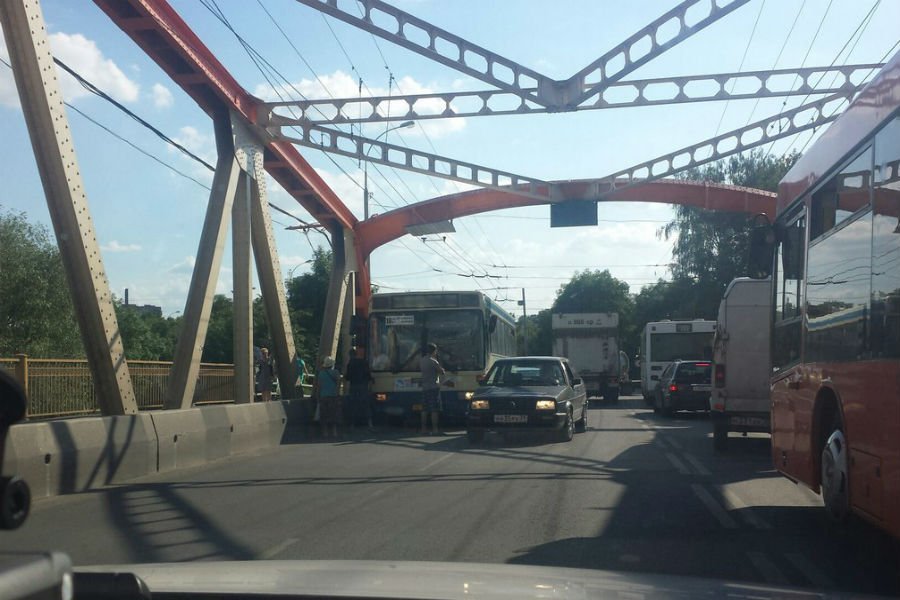 На Киевской столкнулись грузовик и рейсовый автобус (фото)