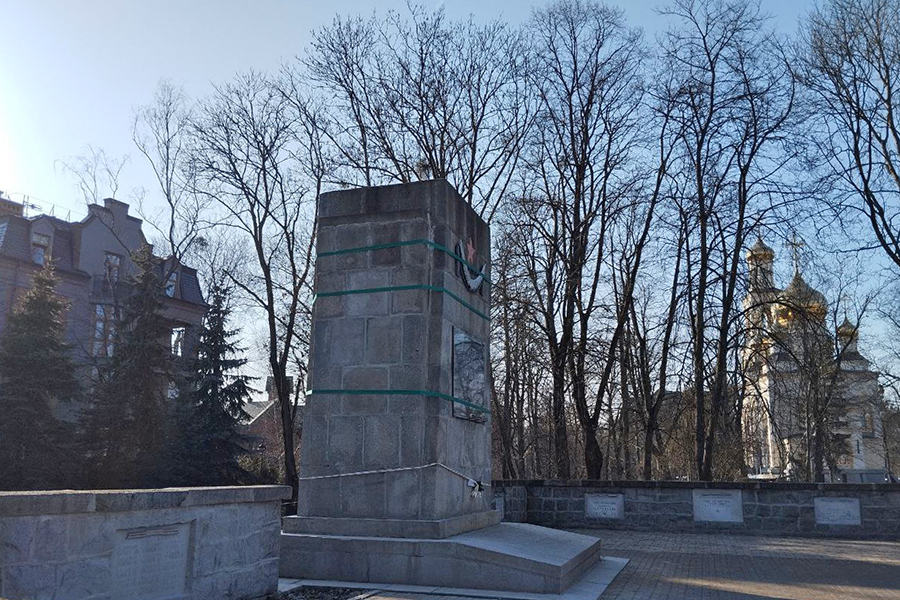 Мемориал советским воинам на улице Энгельса отремонтировали (фото)