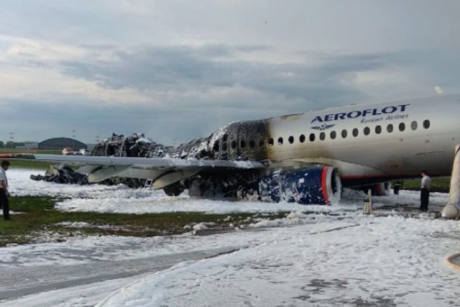 На месте сгоревшего в Шереметьево самолета нашли «черные ящики»