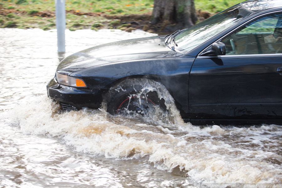 Доставайте вёсла: в Калининграде затопило отремонтированные улицы (видео) (фото)