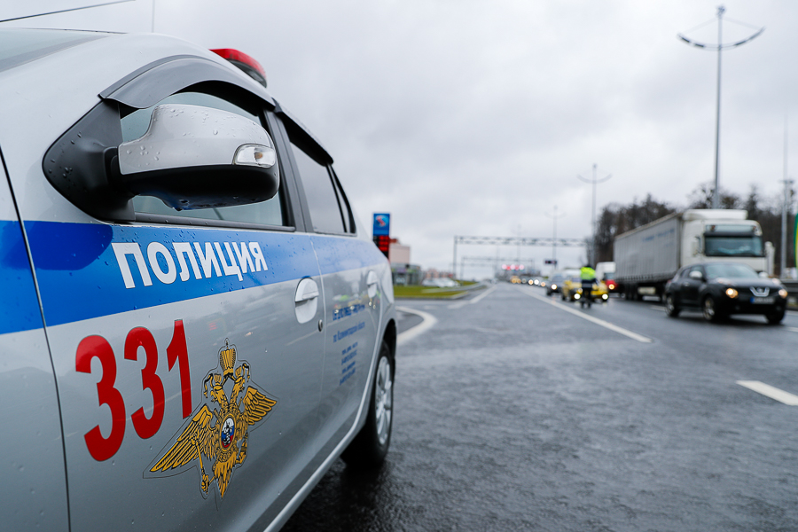 У автомобиля, попавшего в тройное ДТП на Московском проспекте, оторвало колесо (видео)